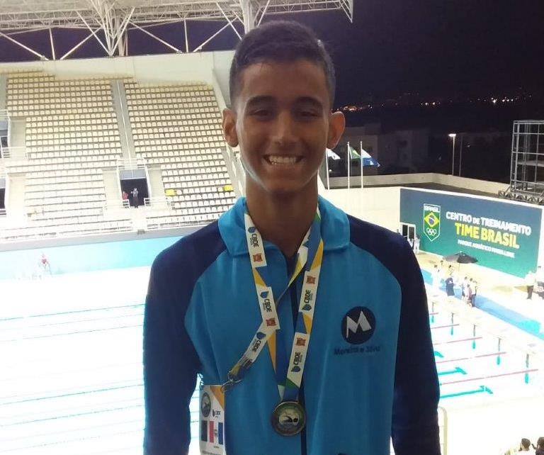  Erick, da Escola Estadual Moreira e Silva, bronze nos 100 m peito