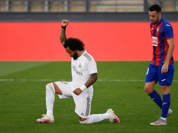 Marcelo comemora gol com protesto contra o racismo