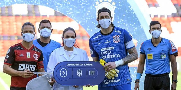 Drª Sarah Dellabianca recebe a chave da Ambulância das mãos de Diego e Cássio Créditos: Alexandre Vidal/Flamengo