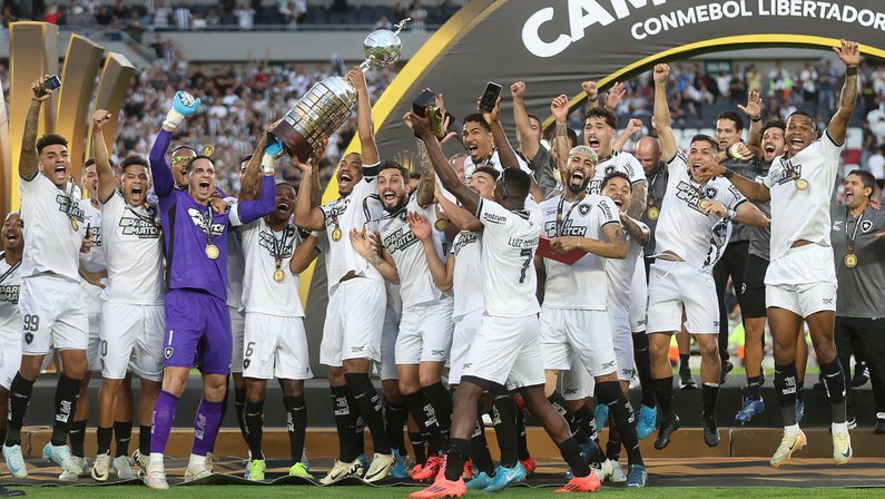 BOTAFOGO  VENCE ATLÉTICO-MG  E  É CAMPEÃO DA LIBERTADORES PELA PRIMEIRA VEZ