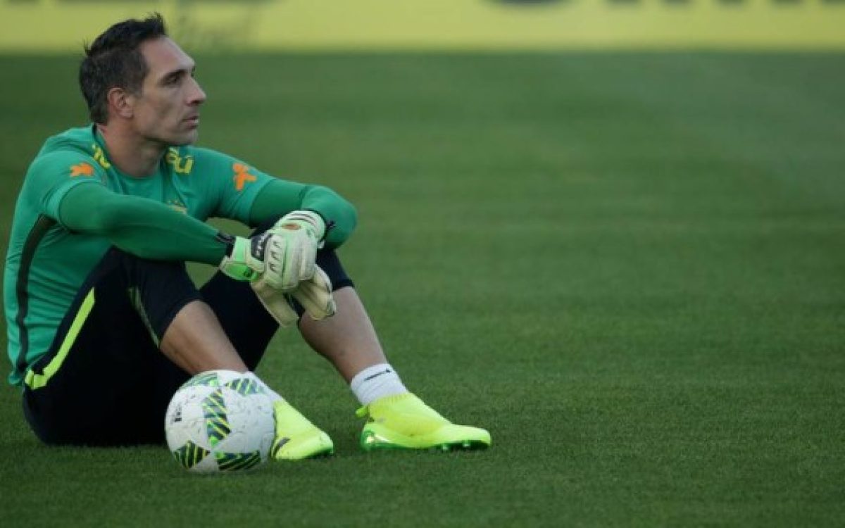 Prass tem suspeita de fratura, faz exame e será cortado da seleção