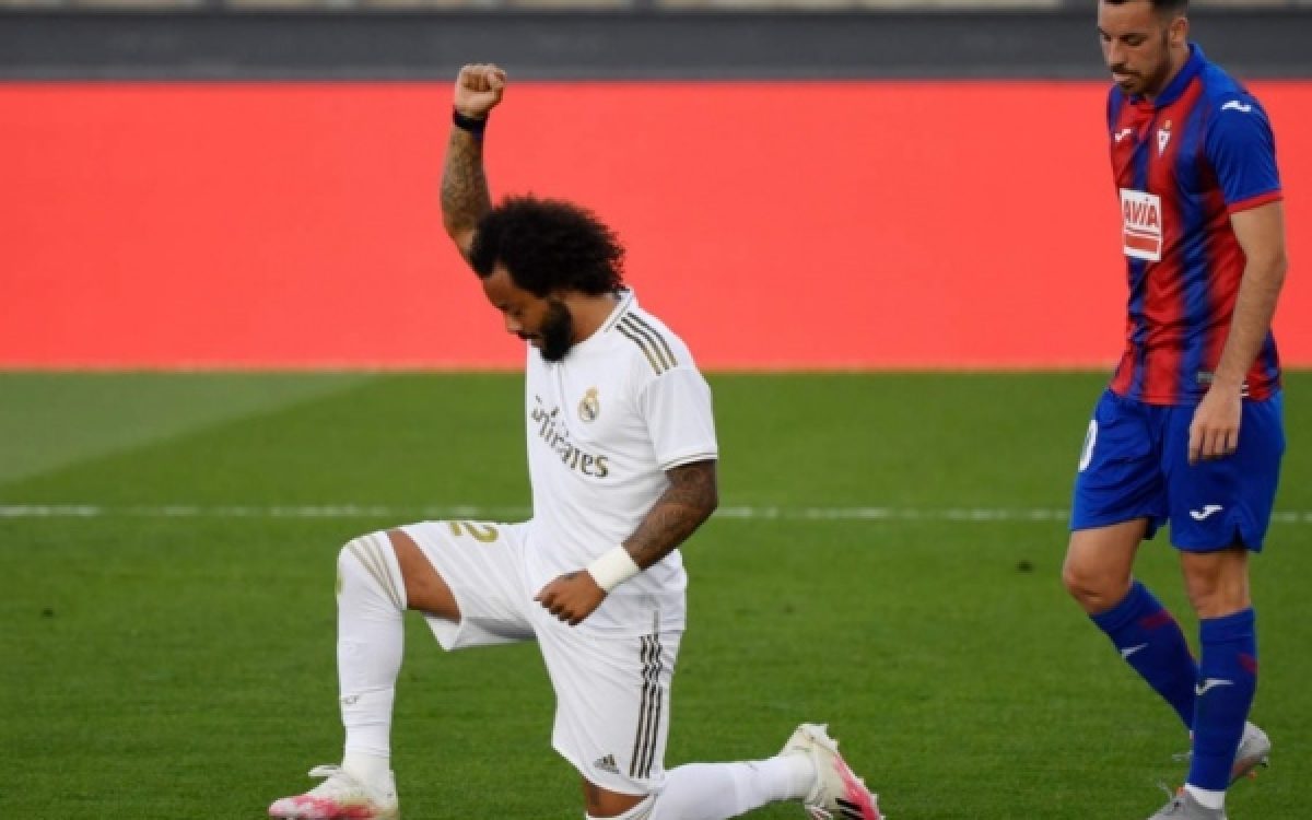 Marcelo comemora gol com protesto contra o racismo