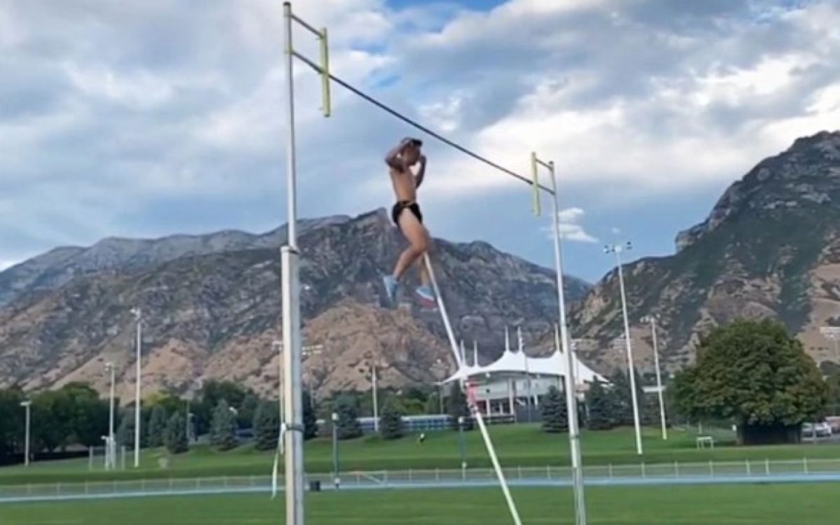 Atleta do salto com vara rasga o saco escrotal durante treino