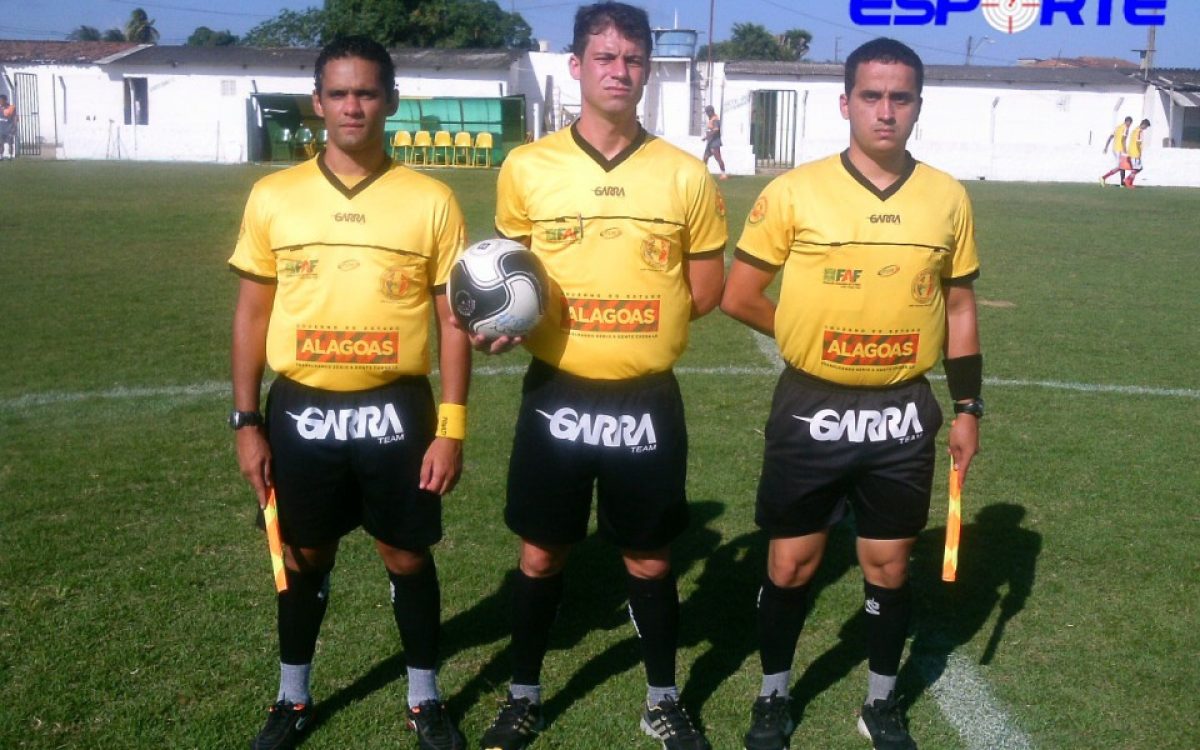 Rafael Salgueiro(centro) apita o jogo do CRB