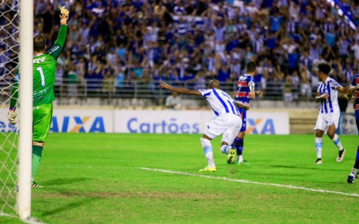 Maceió, 26 de junho de 2017
Lance do jogo entre CSA e Fortaleza, partida válida pela 7ª rodada do Campeonato Brasileiro, da Série C, realizada no Estádio Rei Pelé, Alagoas - Brasil.
Foto: Ailton Cruz
