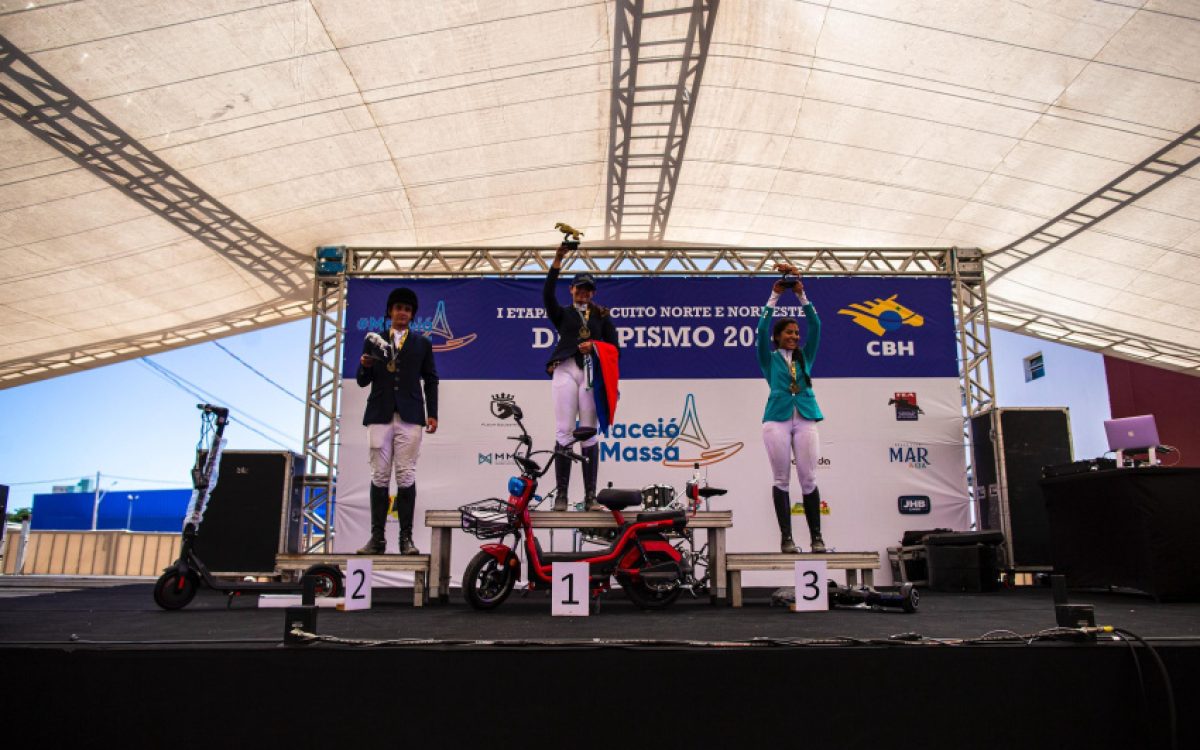 Pódio do Mini GP, com o primeiro lugar para Maria Júlia Peixoto, do Haras Coração Valente de Maceió. Foto: Alissom Frazão/Secom Maceió