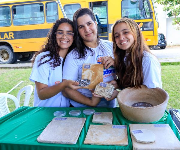 Alunos de escolas publicas estaduais vão participar da maior feira de iniciação científica do Brasil.