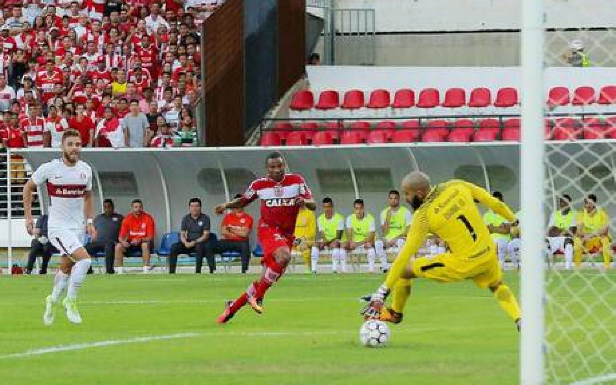 AL - SÉRIE B/CRB E INTERNACIONAL - ESPORTES - O jogador Diego Corrêa do CRB em lance de gol durante a partida entre CRB e Internacional, válida pela Série B do Campeonato Brasileiro 2017, no Estádio Rei Pelé, em Maceió (AL), neste sábado (15). 15/07/2017 - Foto: ITAWI ALBUQUERQUE/FUTURA PRESS/FUTURA PRESS/ESTADÃO CONTEÚDO