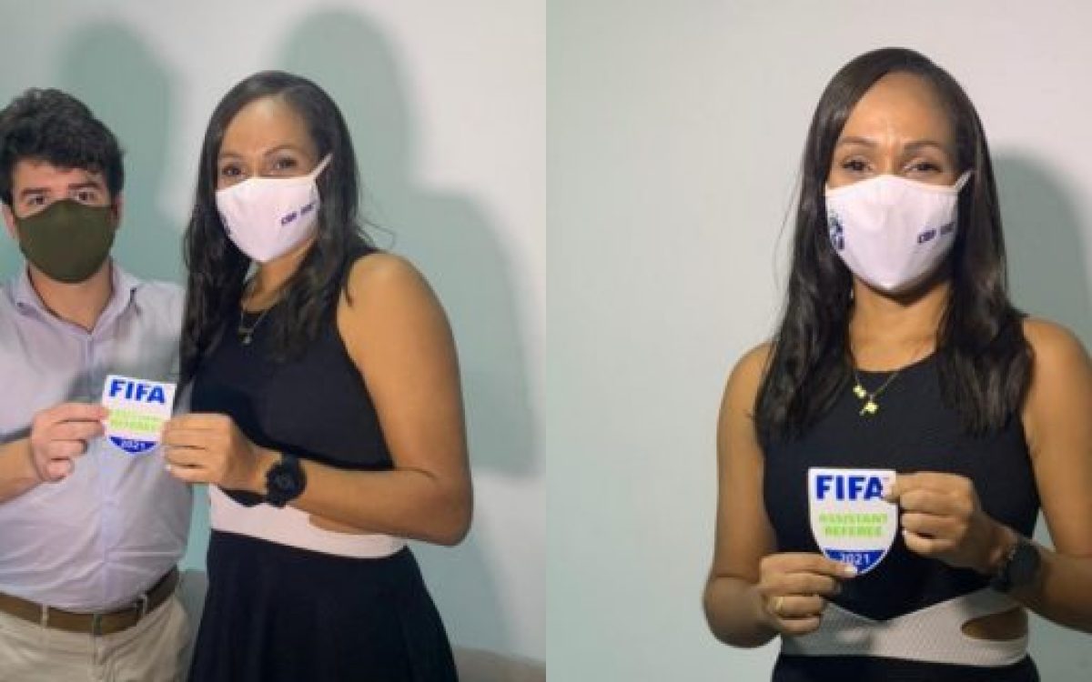 Felipe Feijó entrega escudo FIFA a árbitra assistente Brígida Cirilo Créditos: FAF