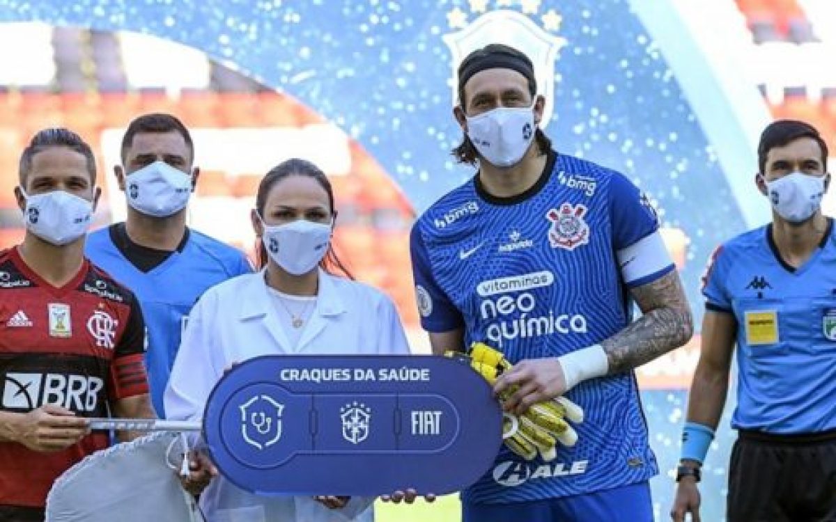 Drª Sarah Dellabianca recebe a chave da Ambulância das mãos de Diego e Cássio Créditos: Alexandre Vidal/Flamengo